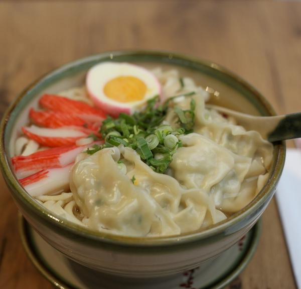Unser Bestseller: Gyoza-Ramen: warme Nudelsuppe mit japanischen Teigtaschen (Huhn- und Gemüsefüllung) sowie Ei und Surimi (Krebsfleischimitat) in Miso-Brühe