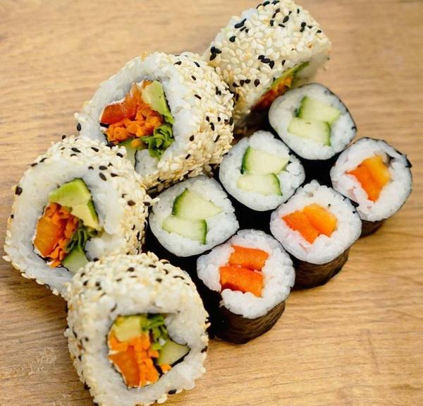 Vegetarisches Maki Sushi und Inside-Out mit Sesam