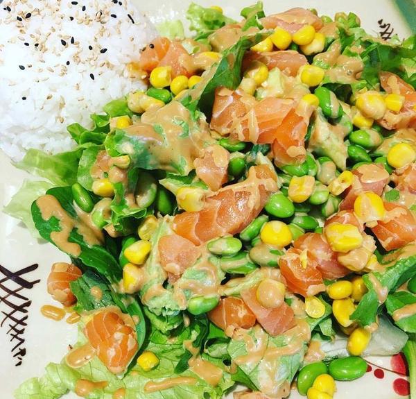 KAGI-Salat mit rohen Lachswürfeln und Spicy-Mayo-Sauce